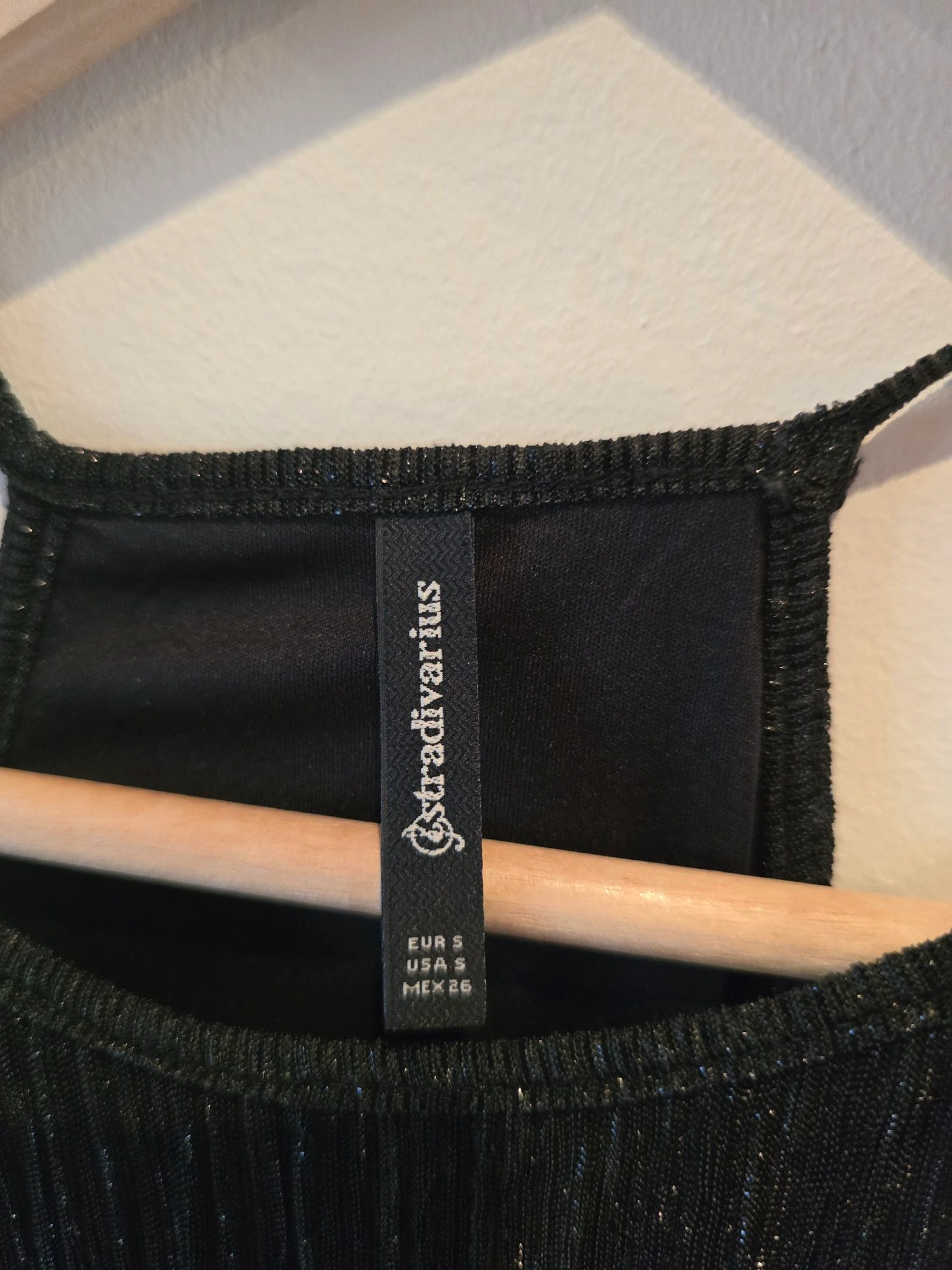 Robe noire plissée brillante de Stradivarius – photo 3